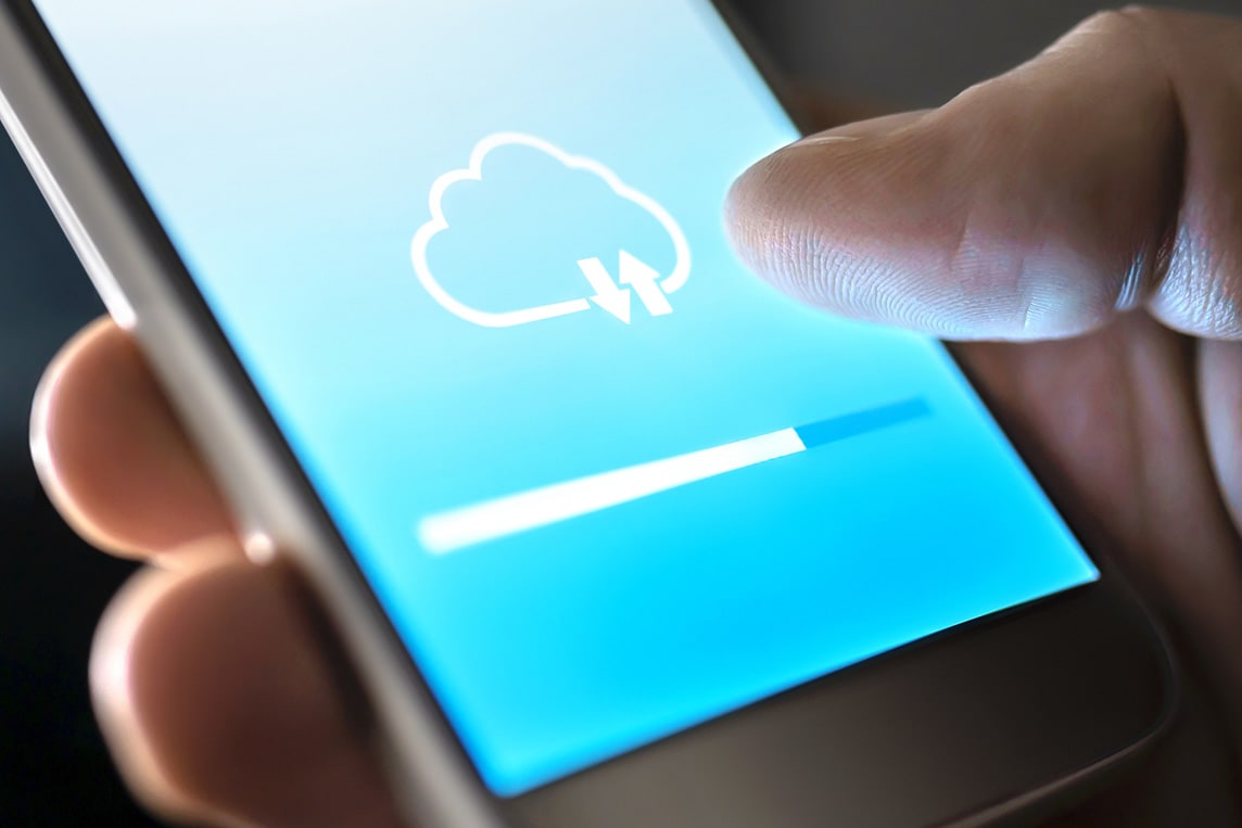 Persona descargando algo, desde la nube, a su dispositivo móvil.