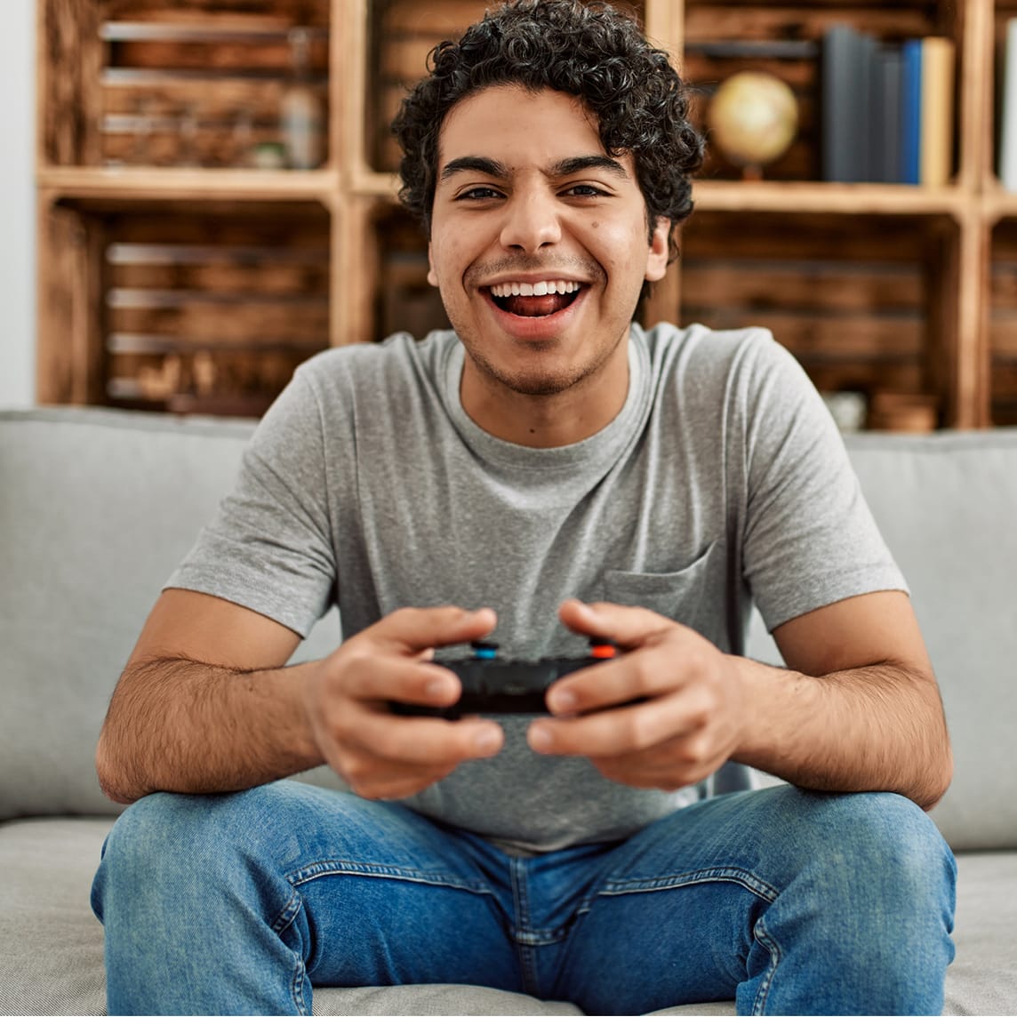 hombre jugando videojuegos